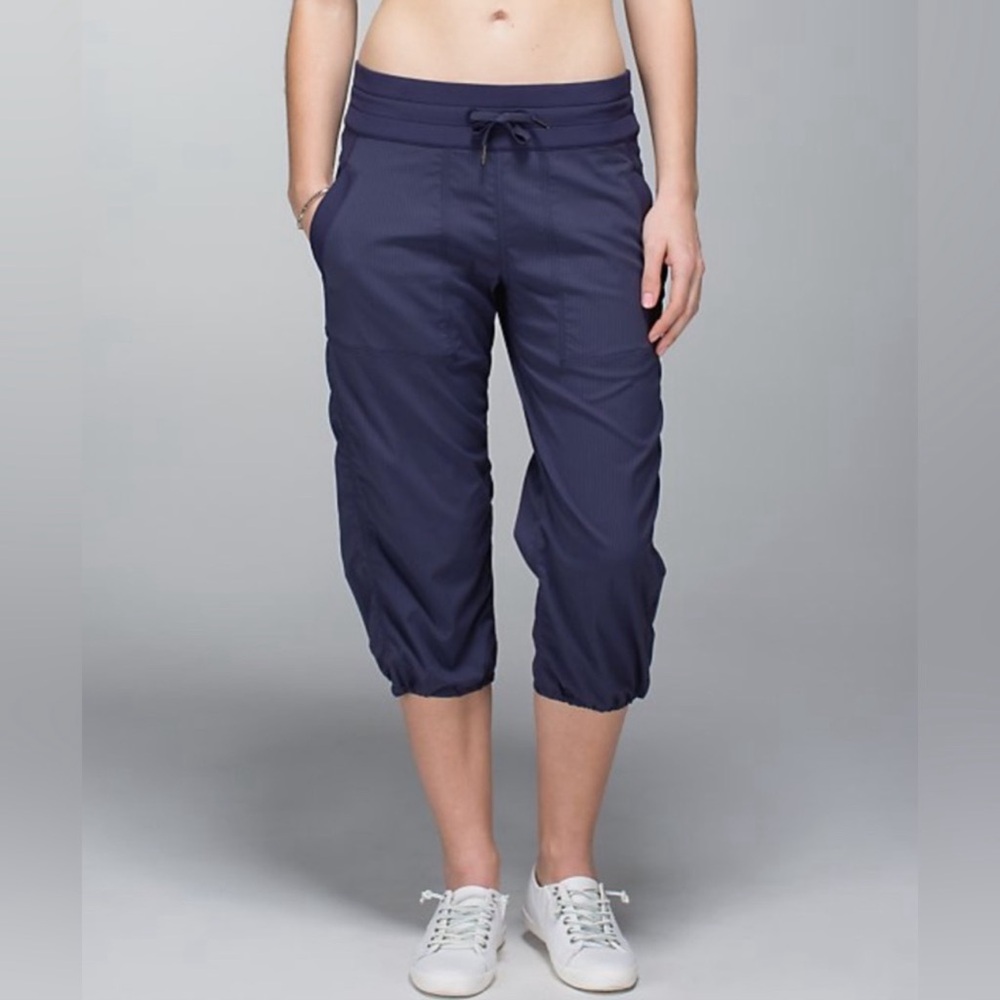 Black Lululemon pinstripe Capri cargo pants drawstring size 6